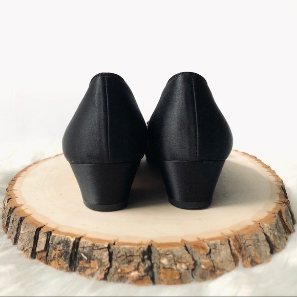 Salvatore Ferragamo | Black Satin Vara Pump - Picture 5 of 10